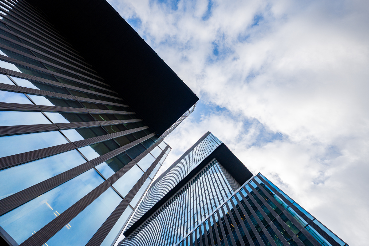 Umowy handlowe w praktyce – jak zabezpieczyć interesy firm