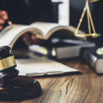 Jak wybrać dobrego adwokata do swojej sprawy