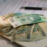 Banknoty 100 złotowe leżace na stole